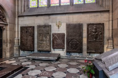 Prag, Çek Cumhuriyeti, 14 Mayıs 2024: Çek Cumhuriyeti 'nde Prag' ın tarihi bölümünde Aziz Vitus Katedrali 'nin yan cephesinde kraliyet cenazeleri