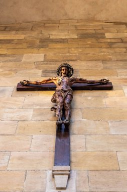 Prag, Çek Cumhuriyeti, 14 Mayıs 2024: Çek Cumhuriyeti 'nde Prag' ın tarihi bölümünde Aziz Vitus Katedrali 'nin duvarında büyük bir haç asılı duruyor