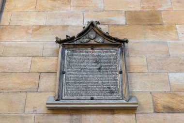 Prag, Çek Cumhuriyeti, 14 Mayıs 2024: Çek Cumhuriyeti 'nde Prag' ın tarihi bölümünde Aziz Vitus Katedrali cephesinde dekoratif mezar taşı