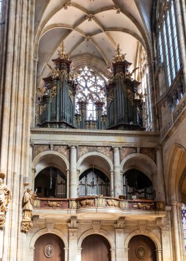 Prag, Çek Cumhuriyeti, 14 Mayıs 2024: Çek Cumhuriyeti 'nin Prag' ın tarihi bölümündeki Aziz Vitus Katedrali 'nde büyük bir organ