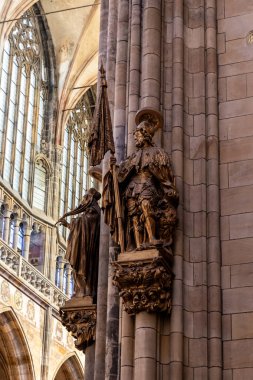 Prag, Çek Cumhuriyeti, 14 Mayıs 2024: Çek Cumhuriyeti 'nde Prag' ın tarihi bölümünde Aziz Vitus Katedrali 'nin sütununda altın yaldızlı heykel