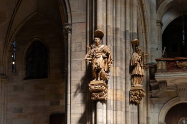 Prag, Çek Cumhuriyeti, 14 Mayıs 2024: Çek Cumhuriyeti 'nde Prag' ın tarihi bölümünde yer alan Aziz Vitus Katedrali 'nin sütununda altın yaldızlı heykel