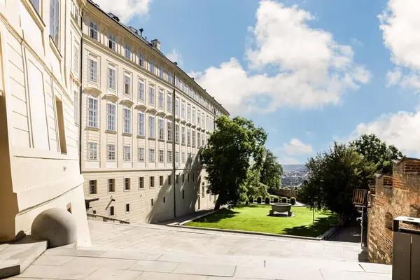 Prag, Çek Cumhuriyeti, 14 Mayıs 2024: Çek Cumhuriyeti 'nde Prag' ın tarihi bir bölümü olan Mala Strana bölgesindeki Eski Kraliyet Sarayı 'nın dış duvarları