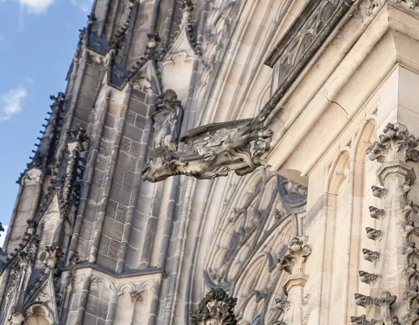 Prag, Çek Cumhuriyeti, 14 Mayıs 2024: Çek Cumhuriyeti 'nde Prag' ın tarihi bölümünde Aziz Vitus Katedrali 'nde muhteşem bir heykel heykeli