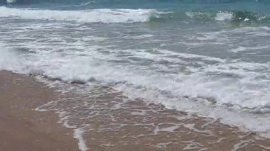 Kuzey İsrail 'de Akdeniz kıyısında yaz günü güzel bir sörf.