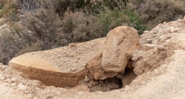 İsrail 'in güneyindeki Ölü Deniz' in yakınındaki Arugot Akımı Doğa Koruma Alanı 'ndaki dağ yamaçlarındaki dev kayalar.