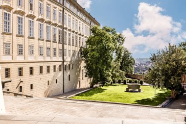 Prag, Çek Cumhuriyeti, 14 Mayıs 2024: Çek Cumhuriyeti 'nde Prag' ın tarihi bölümünde, Mala Strana bölgesindeki Eski Kraliyet Sarayı 'nın dış duvarları