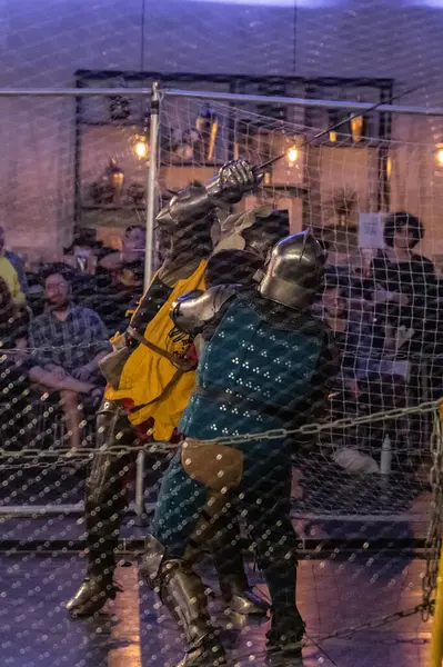 Petah Tikva, İsrail, 18 Nisan 2025: Ortaçağ şövalyeleri gibi giyinmiş dövüşçüler İsrail 'in Petah Tikva kentinde düzenlenen bahar şövalye festivalinde kılıçla mücadele ediyorlar