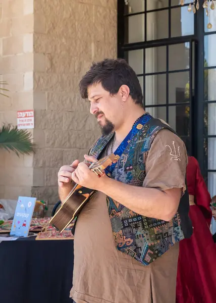 Petah Tikva, İsrail, 18 Nisan 2025: İsrail 'in Petah Tikva kentinde bahar şövalyeleri festivalinde Ukulele minyatür Hawaii gitarı çalan adam