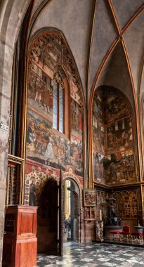 Prag, Çek Cumhuriyeti, 14 Mayıs 2024: Çek Cumhuriyeti 'nin Prag kentindeki St. Vitus Katedrali' nde duvar resimleri ve iç dekorasyonlar