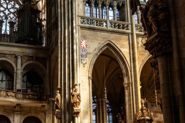 Prag, Çek Cumhuriyeti, 14 Mayıs 2024: İç mekan Çek Cumhuriyeti 'nin Prag' ın tarihi kesimindeki Aziz Vitus Katedrali 'nin arması ve heykelleriyle süslenmiştir.