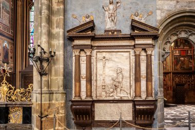 Prag, Çek Cumhuriyeti, 14 Mayıs 2024: Çek Cumhuriyeti 'nin Prag kentindeki Aziz Vitus Katedrali' nde şövalyeler mezar taşı