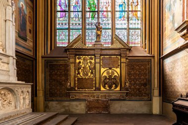 Prag, Çek Cumhuriyeti, 14 Mayıs 2024: Çek Cumhuriyeti 'nde Prag' ın tarihi bölümünde Aziz Vitus Katedrali 'nin sunağında altın madalyalar