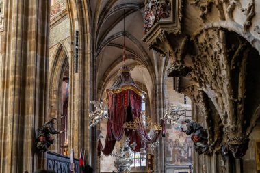 Prag, Çek Cumhuriyeti, 14 Mayıs 2024: Çek Cumhuriyeti 'nin Prag kentindeki Aziz Vitus Katedrali' nin içindeki gümüş mücevherler