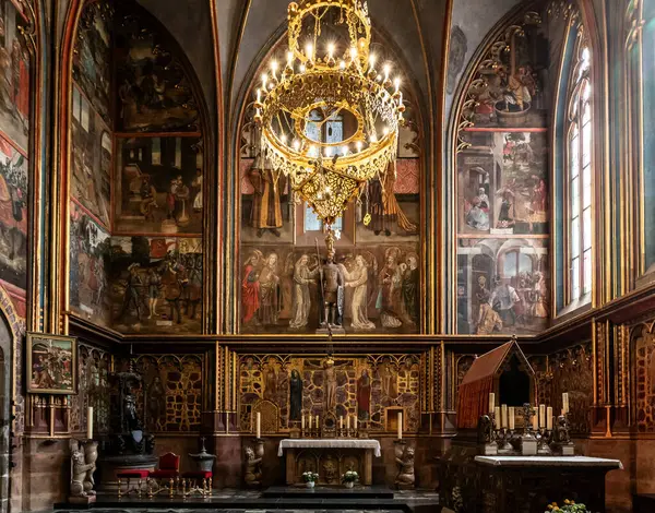 Prag, Çek Cumhuriyeti, 14 Mayıs 2024: Çek Cumhuriyeti 'nde Prag' ın tarihi bölümünde Aziz Vitus Katedrali 'nde büyük bir sunak