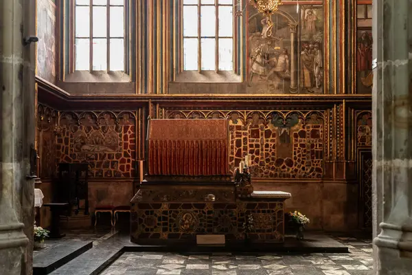 Prag, Çek Cumhuriyeti, 14 Mayıs 2024: Çek Cumhuriyeti 'nin Prag' ın tarihi bölümünde St Vitus Katedrali 'nde büyük bir sunak