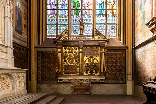 Prag, Çek Cumhuriyeti, 14 Mayıs 2024: Çek Cumhuriyeti 'nde Prag' ın tarihi bölümünde Aziz Vitus Katedrali 'nin sunağında altın madalyalar