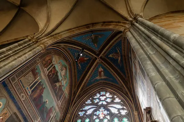 Prag, Çek Cumhuriyeti, 14 Mayıs 2024: Çek Cumhuriyeti 'nin Prag kentindeki Aziz Vitus Katedrali' nin duvar ve tavanında dekoratif resim