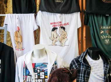 Rodos, Yunanistan, 02 Temmuz 2011: Yunanistan 'ın Rodos adasındaki Rodos şehrinin tarihi bölgesinde üzerinde 