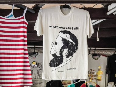 Rodos, Yunanistan, 02 Temmuz 2011: Yunanistan 'ın Rodos adasındaki tarihi Rodos şehrindeki sokak mağazasında satılık komik resimli tişört