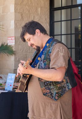 Petah Tikva, İsrail, 18 Nisan 2025: İsrail 'in Petah Tikva şehrinde bahar şövalyeleri festivalinde Ukulele çalan adam