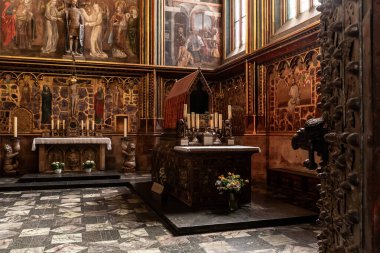 Prag, Çek Cumhuriyeti, 14 Mayıs 2024: Çek Cumhuriyeti 'nde Prag' ın tarihi bölümünde bulunan Aziz Vitus Katedrali 'nde büyük bir sunak