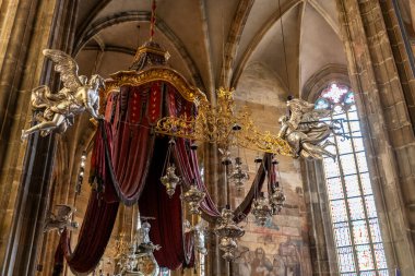 Prag, Çek Cumhuriyeti, 14 Mayıs 2024: Çek Cumhuriyeti 'nin Prag kentindeki Aziz Vitus Katedrali' nin içindeki gümüş ve altın mücevherler