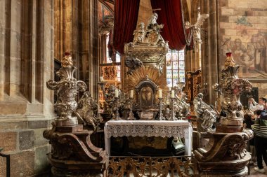 Prag, Çek Cumhuriyeti, 14 Mayıs 2024: Çek Cumhuriyeti 'nde Prag' ın tarihi bölümünde yer alan Aziz Vitus Katedrali 'nin içindeki büyük gümüş sunak