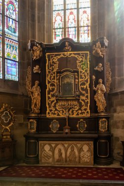 Prag, Çek Cumhuriyeti, 14 Mayıs 2024: Çek Cumhuriyeti 'nde Prag' ın tarihi bölümünde Aziz Vitus Katedrali 'nin yanında büyük bir mezar taşı