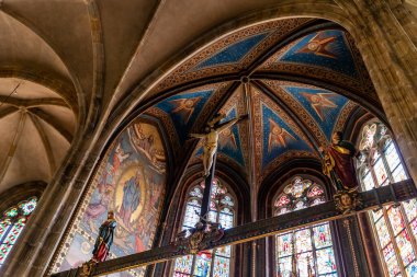 Prag, Çek Cumhuriyeti, 14 Mayıs 2024: Çek Cumhuriyeti 'nin Prag' ın tarihi bölümündeki Aziz Vitus Katedrali 'nin duvarında büyük beyaz mermer haç asılı