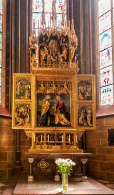 Prag, Çek Cumhuriyeti, 14 Mayıs 2024: Çek Cumhuriyeti 'nin Prag kentindeki Aziz Vitus Katedrali' nin iç kesiminde büyük bir altın sunak