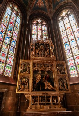 Prag, Çek Cumhuriyeti, 14 Mayıs 2024: Çek Cumhuriyeti 'nin Prag kentindeki Aziz Vitus Katedrali' nin iç kesiminde büyük bir altın sunak