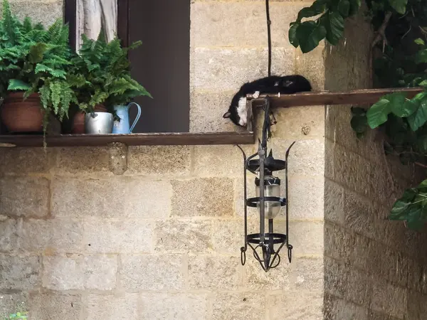 Rodos, Yunanistan, 02 Temmuz 2011: Yunanistan 'ın Rodos adasındaki Rodos şehrinin tarihi bölümünde inşa duvarında dekoratif demir lamba