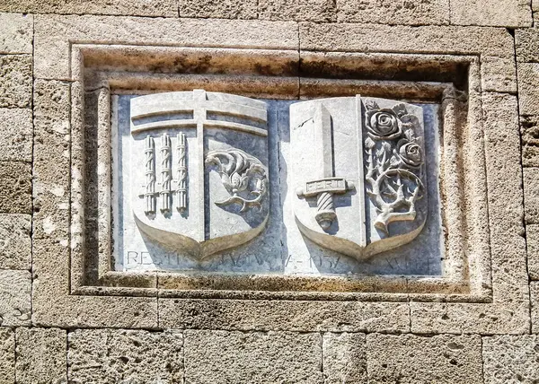 Rodos, Yunanistan, 02 Temmuz 2011: Yunanistan 'ın Rodos şehrinin tarihi bölümünde Rodos Büyük Şövalyeleri Büyük Üstadı' nın duvarında Büyük Ustalar 'ın taş arması