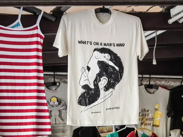 Rodos, Yunanistan, 02 Temmuz 2011: Yunanistan 'ın Rodos adasındaki tarihi Rodos şehrindeki sokak mağazasında satılık komik resimli tişört