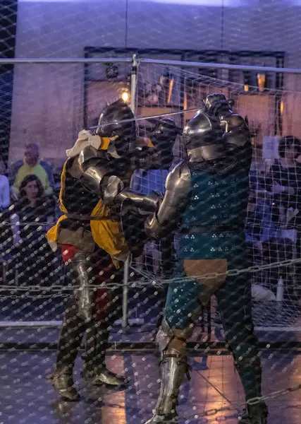 Petah Tikva, İsrail, 18 Nisan 2025: Ortaçağ şövalyeleri gibi giyinmiş dövüşçüler İsrail 'in Petah Tikva kentinde düzenlenen bahar şövalye festivalinde kılıçla mücadele ediyorlar.