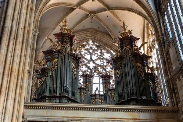 Prag, Çek Cumhuriyeti, 14 Mayıs 2024: Çek Cumhuriyeti 'nin Prag' ın tarihi bölümündeki St. Vitus Katedrali 'nde büyük bir organ