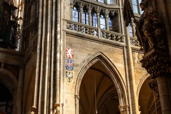 Prag, Çek Cumhuriyeti, 14 Mayıs 2024: İç mekan Çek Cumhuriyeti 'nin Prag' ın tarihi kesimindeki Aziz Vitus Katedrali 'nin arması ve heykelleriyle süslenmiştir.