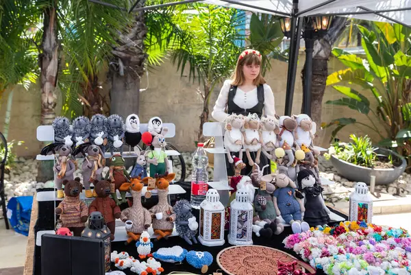 Petah Tikva, İsrail, 18 Nisan 2025: İsrail 'in Petah Tikva kentinde bahar şövalyeleri festivalinde satılık bebek oyuncakları