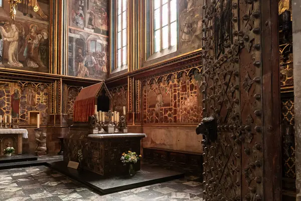 Prag, Çek Cumhuriyeti, 14 Mayıs 2024: Çek Cumhuriyeti 'nin Prag' ın tarihi bölümünde Aziz Vitus Katedrali 'nde büyük bir sunak