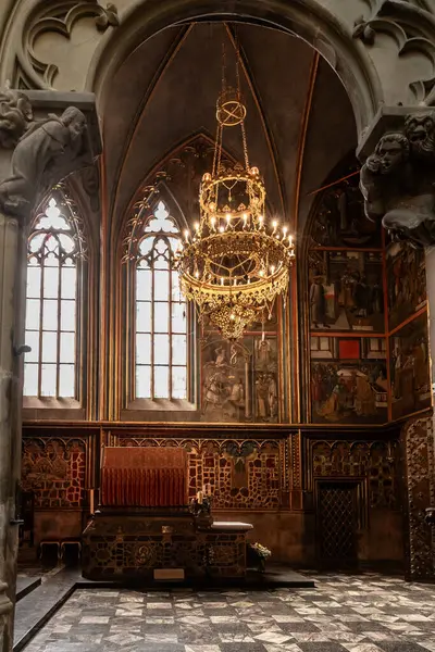 Prag, Çek Cumhuriyeti, 14 Mayıs 2024: Çek Cumhuriyeti 'nde Prag' ın tarihi bölümünde bulunan Aziz Vitus Katedrali 'nin büyük sunağı