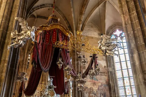 Prag, Çek Cumhuriyeti, 14 Mayıs 2024: Çek Cumhuriyeti 'nin Prag kentindeki Aziz Vitus Katedrali' nin içindeki gümüş ve altın mücevherler