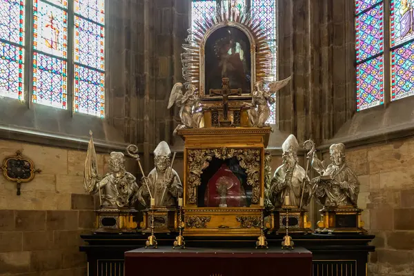 Prag, Çek Cumhuriyeti, 14 Mayıs 2024: Çek Cumhuriyeti 'nin Prag kentindeki Aziz Vitus Katedrali' nde gümüş ve altınla süslenmiş büyük sunak