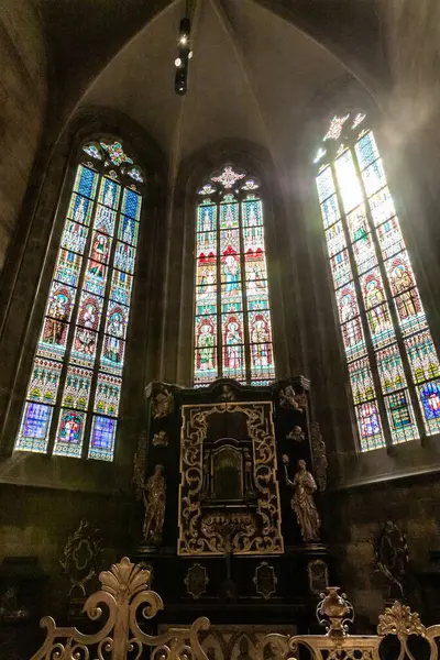 Prag, Çek Cumhuriyeti, 14 Mayıs 2024: Çek Cumhuriyeti 'nin Prag' ın tarihi bölümünde Aziz Vitus Katedrali 'nin yan tarafındaki büyük dekoratif vitray pencereler