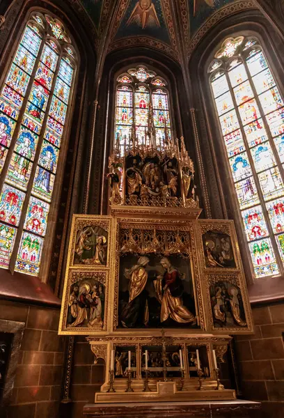 Prag, Çek Cumhuriyeti, 14 Mayıs 2024: Çek Cumhuriyeti 'nin Prag kentindeki Aziz Vitus Katedrali' nin iç kesiminde büyük bir altın sunak