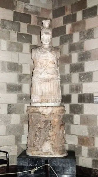 Rodos, Yunanistan, 02 Temmuz 2011: Yunanistan 'ın Rodos adasındaki Rodos Şovalyeleri' nin Büyük Ustası Sarayı 'nın içişleri binasında taş antik bir heykelin kalıntıları