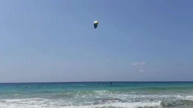 Nahariya, İsrail, Mayıs 03, 2025: Atletizm İsrail 'in kuzeyindeki Akdeniz kıyısında uçurtma sörfü yapıyor.