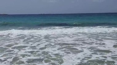İsrail 'in kuzeyindeki Akdeniz sahillerinde yaz gününde güzel bir sörf.