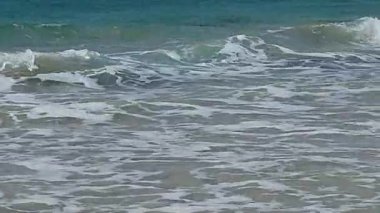 İsrail 'in kuzeyindeki Akdeniz sahillerinde yaz gününde güzel sörf.