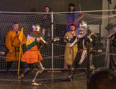 Petah Tikva, İsrail, 18 Nisan 2025: Ortaçağ şövalyeleri gibi giyinmiş dövüşçüler İsrail 'in Petah Tikva kentinde düzenlenen bahar şövalye festivalinde kılıçla yarışıyorlar.